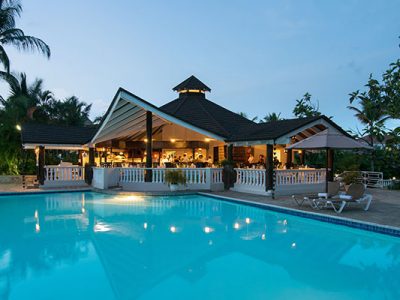 2018_11Vista-Piscina-crown-y-bellini-restaurant-400x300